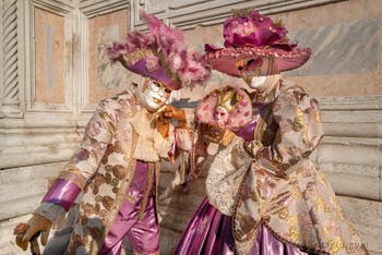 I figuranti del carnevale di Venezia davanti alla chiesa di San Zaccaria