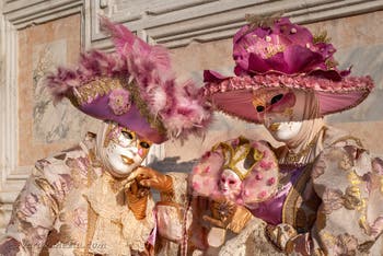 I figuranti del carnevale di Venezia davanti alla chiesa di San Zaccaria