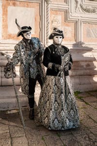 I figuranti del carnevale di Venezia davanti alla chiesa di San Zaccaria