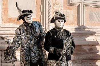 I figuranti del carnevale di Venezia davanti alla chiesa di San Zaccaria