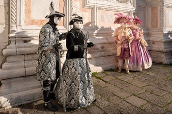 I figuranti del carnevale di Venezia davanti alla chiesa di San Zaccaria