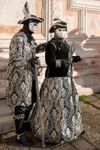 I figuranti del carnevale di Venezia davanti alla chiesa di San Zaccaria