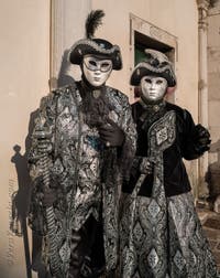 I figuranti del carnevale di Venezia davanti alla chiesa di San Zaccaria