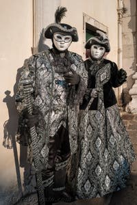 I figuranti del carnevale di Venezia davanti alla chiesa di San Zaccaria