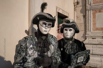 I figuranti del carnevale di Venezia davanti alla chiesa di San Zaccaria