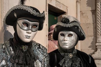 I figuranti del carnevale di Venezia davanti alla chiesa di San Zaccaria