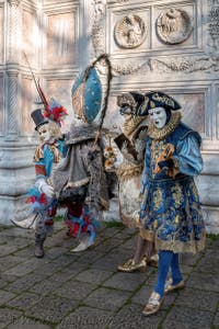 I figuranti del carnevale di Venezia davanti alla chiesa di San Zaccaria