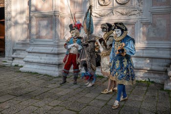 I figuranti del carnevale di Venezia davanti alla chiesa di San Zaccaria