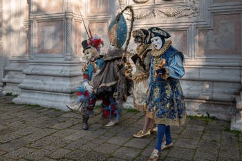 I figuranti del carnevale di Venezia davanti alla chiesa di San Zaccaria