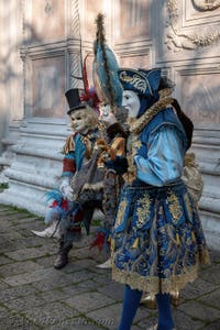 I figuranti del carnevale di Venezia davanti alla chiesa di San Zaccaria