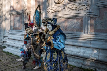 I figuranti del carnevale di Venezia davanti alla chiesa di San Zaccaria