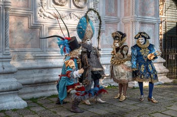 I figuranti del carnevale di Venezia davanti alla chiesa di San Zaccaria