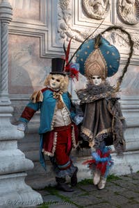 I figuranti del carnevale di Venezia davanti alla chiesa di San Zaccaria