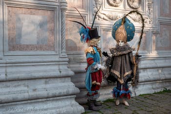 I figuranti del carnevale di Venezia davanti alla chiesa di San Zaccaria