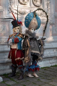 I figuranti del carnevale di Venezia davanti alla chiesa di San Zaccaria