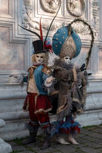 I figuranti del carnevale di Venezia davanti alla chiesa di San Zaccaria