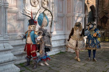 I figuranti del carnevale di Venezia davanti alla chiesa di San Zaccaria