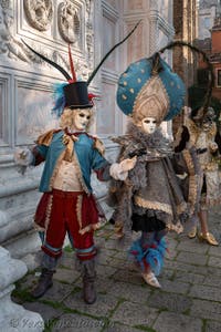 I figuranti del carnevale di Venezia davanti alla chiesa di San Zaccaria