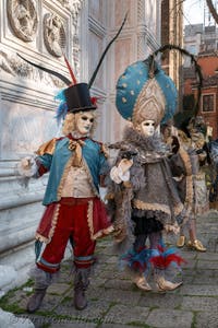 I figuranti del carnevale di Venezia davanti alla chiesa di San Zaccaria