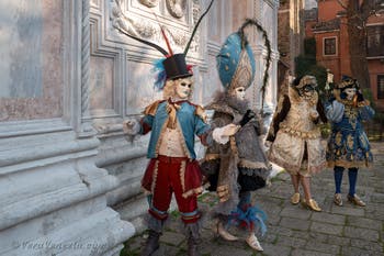 I figuranti del carnevale di Venezia davanti alla chiesa di San Zaccaria