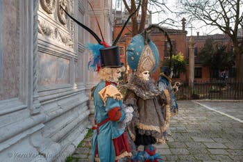 I figuranti del carnevale di Venezia davanti alla chiesa di San Zaccaria