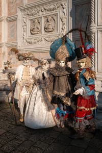 I figuranti del carnevale di Venezia davanti alla chiesa di San Zaccaria