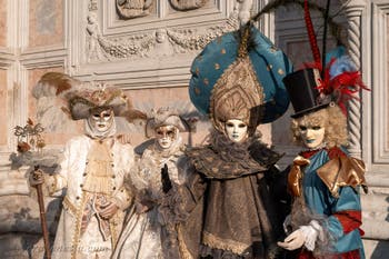 I figuranti del carnevale di Venezia davanti alla chiesa di San Zaccaria