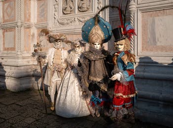 I figuranti del carnevale di Venezia davanti alla chiesa di San Zaccaria