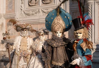 I figuranti del carnevale di Venezia davanti alla chiesa di San Zaccaria