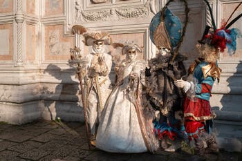 I figuranti del carnevale di Venezia davanti alla chiesa di San Zaccaria