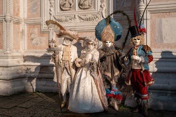 I figuranti del carnevale di Venezia davanti alla chiesa di San Zaccaria