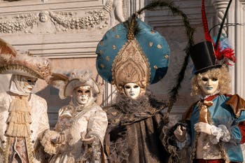 I figuranti del carnevale di Venezia davanti alla chiesa di San Zaccaria