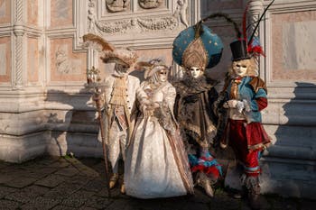 I figuranti del carnevale di Venezia davanti alla chiesa di San Zaccaria