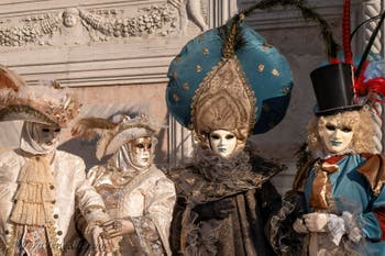 I figuranti del carnevale di Venezia davanti alla chiesa di San Zaccaria