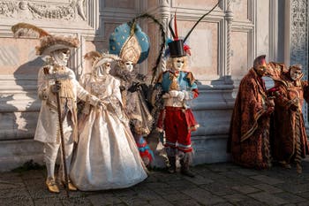 I figuranti del carnevale di Venezia davanti alla chiesa di San Zaccaria