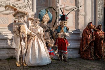 I figuranti del carnevale di Venezia davanti alla chiesa di San Zaccaria