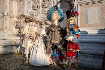 I figuranti del carnevale di Venezia davanti alla chiesa di San Zaccaria