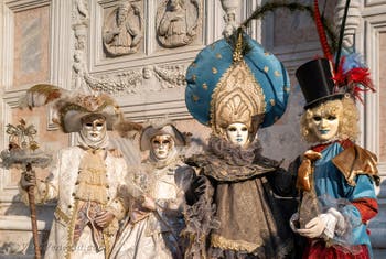 I figuranti del carnevale di Venezia davanti alla chiesa di San Zaccaria