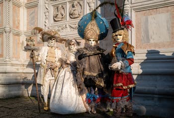 I figuranti del carnevale di Venezia davanti alla chiesa di San Zaccaria