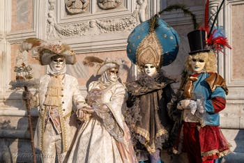 I figuranti del carnevale di Venezia davanti alla chiesa di San Zaccaria