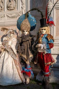 I figuranti del carnevale di Venezia davanti alla chiesa di San Zaccaria