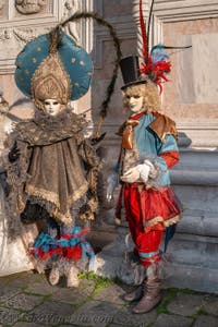 I figuranti del carnevale di Venezia davanti alla chiesa di San Zaccaria