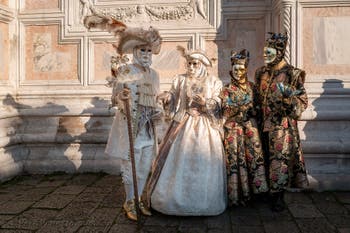 I figuranti del carnevale di Venezia davanti alla chiesa di San Zaccaria