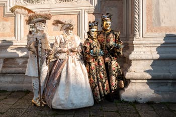 I figuranti del carnevale di Venezia davanti alla chiesa di San Zaccaria