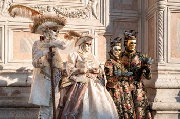 I figuranti del carnevale di Venezia davanti alla chiesa di San Zaccaria