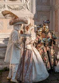 I figuranti del carnevale di Venezia davanti alla chiesa di San Zaccaria