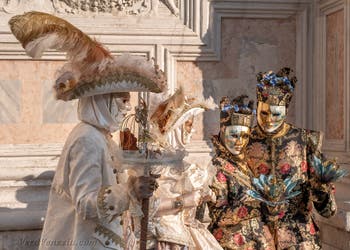 I figuranti del carnevale di Venezia davanti alla chiesa di San Zaccaria