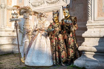 I figuranti del carnevale di Venezia davanti alla chiesa di San Zaccaria