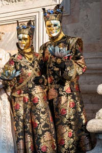 I figuranti del carnevale di Venezia davanti alla chiesa di San Zaccaria