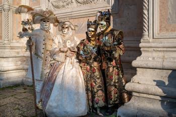 I figuranti del carnevale di Venezia davanti alla chiesa di San Zaccaria